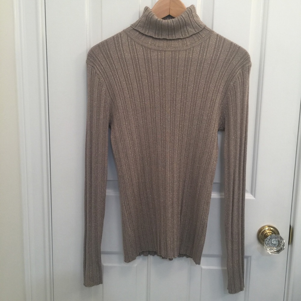 Peck & Peck NWT metallic gold turtleneck, sized M, with tags!